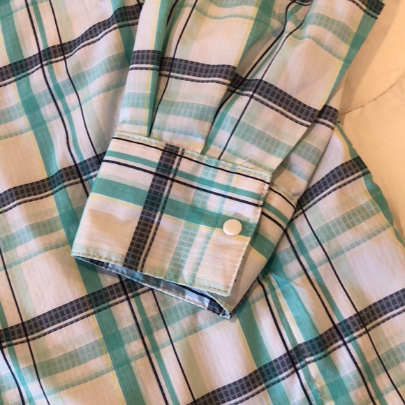 Columbia quick dry lightweight long sleeve snap close shirt. Hidden zip pocket - Picture 2 of 8